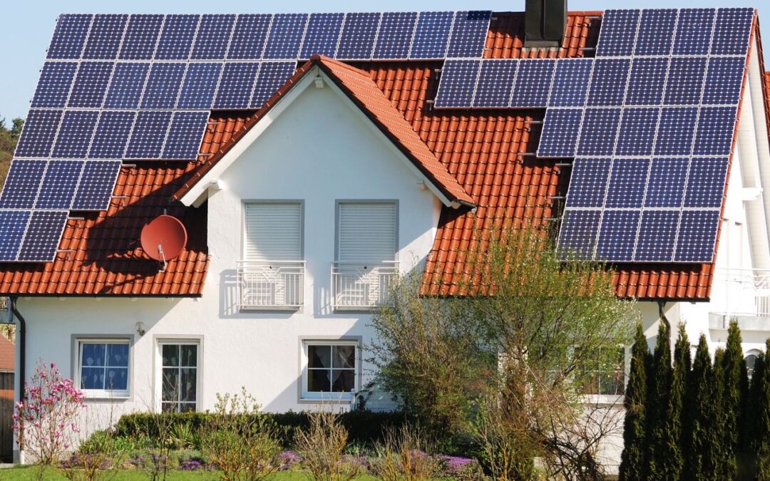 Dom w Bochni z panelami fotowoltaicznymi – energia z dachu wspiera gotowanie w kuchni